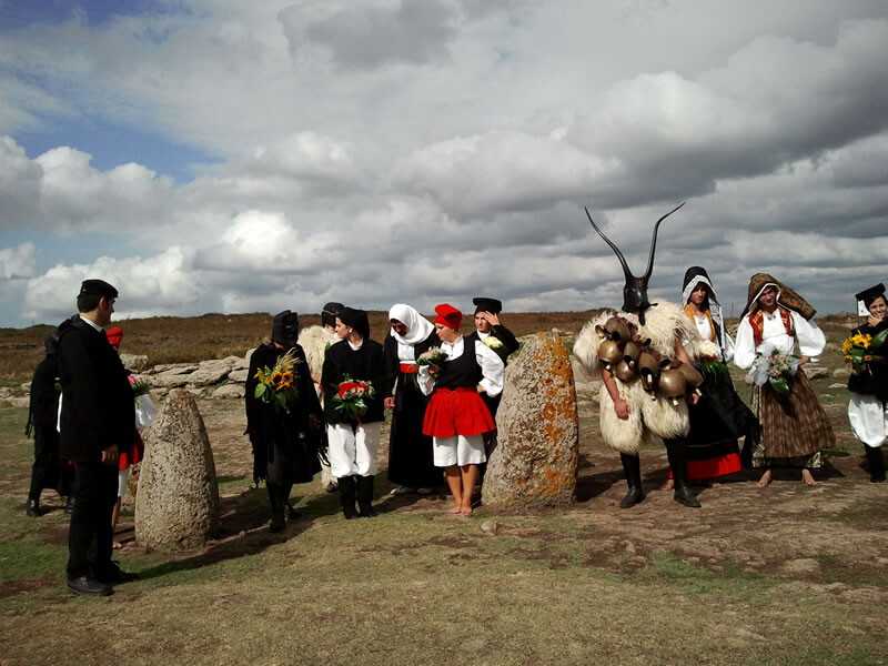 Il turista si sentiva un intrepido Indiana Jones tra i nuraghi, pregustava il tuo racconto agreste osservandoti con il cipiglio del civilizzato alla ricerca del primitivo e dell’etnico