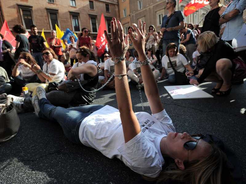 La manifestazione di ieri contro il DDL Scuola nei pressi del Senato (foto LaPresse)