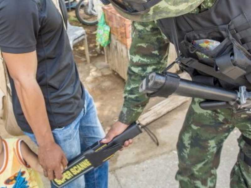 Un soldato thai controlla un uomo e il suo bambino a Tak Bai, una citt&agrave; della provincia di Narathiwat, nella Thailandia del sud (foto LaPresse)