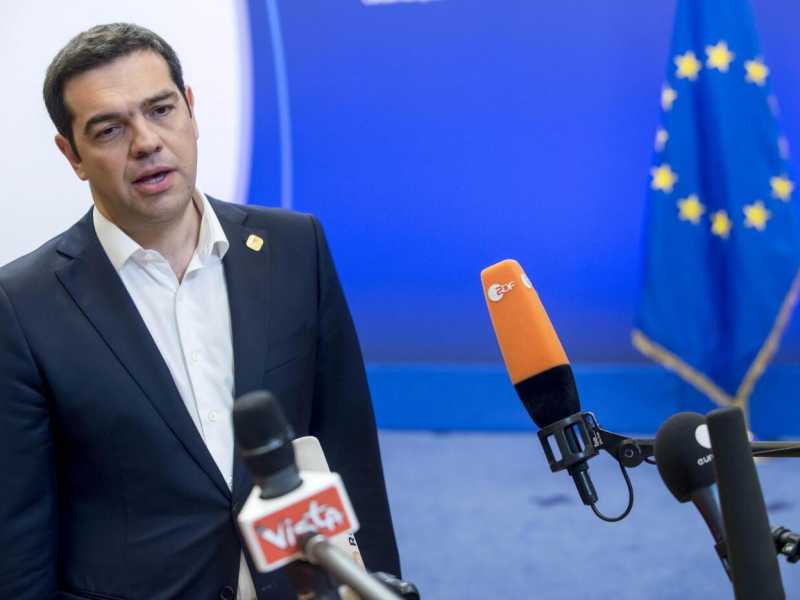 I migranti sono un problema europeo, dice Renzi. Guai per Tsipras nel suo partito