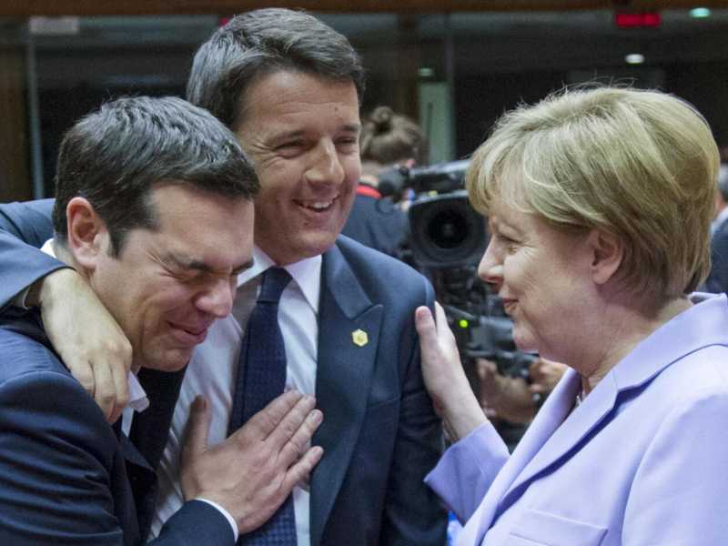 C'&egrave; poco da ridere. Il premier greco Tsipras con Renzi e Merkel a Bruxelles (LaPresse)
