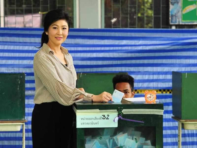 Yingluck Shinawatra mentre vota per il referendum (foto LaPresse)