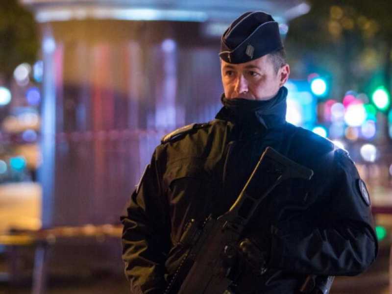 Attacchi ai mercatini natalizi e a Disneyland: sgominato un commando jihadista in Francia
