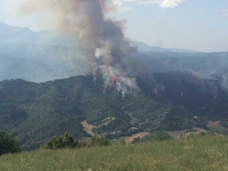 Una delle prime immagini su Facebook degli incendi divampati dopo la caduta dei due Tornado 