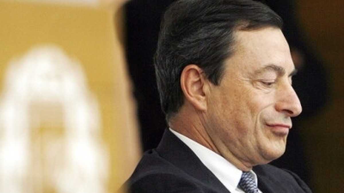 Immagine di Draghi apprezza l’euro forte, gela Hollande e para i colpi su Mps