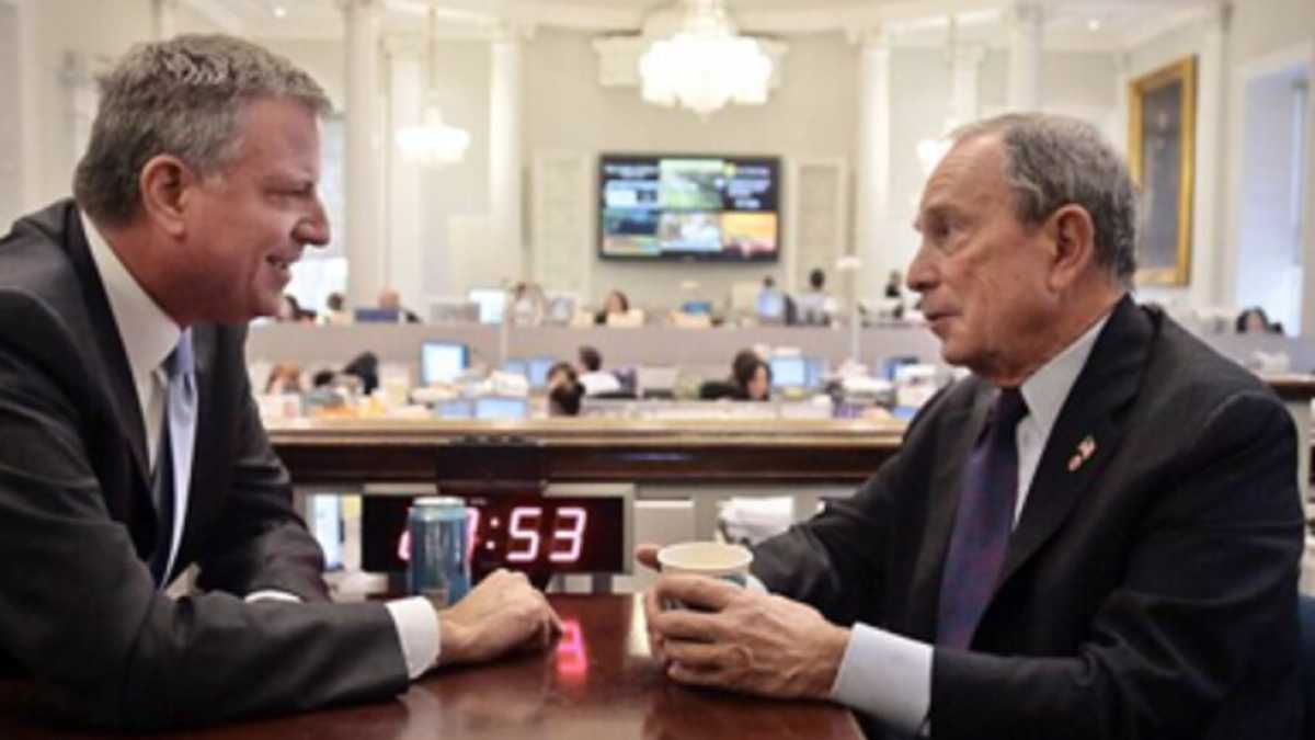 Immagine di De Blasio si copre a destra con il poliziotto della tolleranza zero
