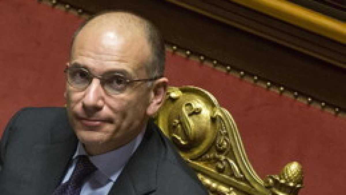 Immagine di Letta col forcone ottiene la fiducia e sfida Renzi sulla legge elettorale