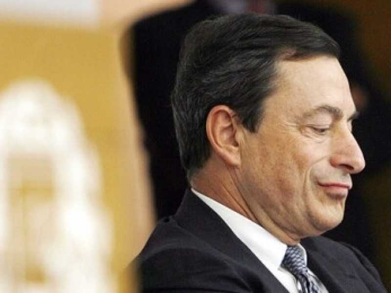 Draghi apprezza l’euro forte, gela Hollande e para i colpi su Mps