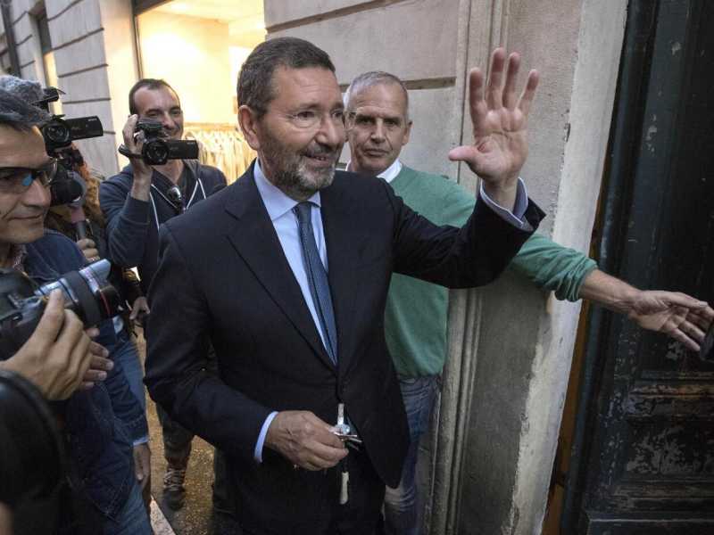 Festeggiamenti sotto casa di Ignazio Marino dopo l'assoluzione sul "caso scontrini
