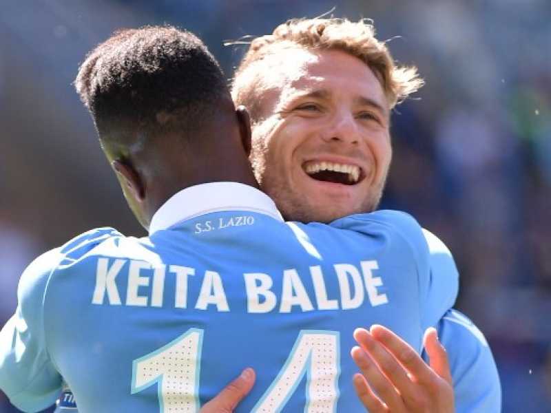 L'abbraccio tra Immobile e Keita (foto LaPresse)
