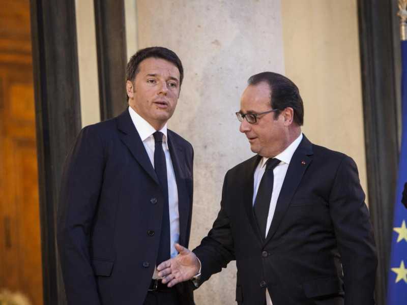 Matteo Renzi con Fran&ccedil;ois Hollande (foto LaPresse)