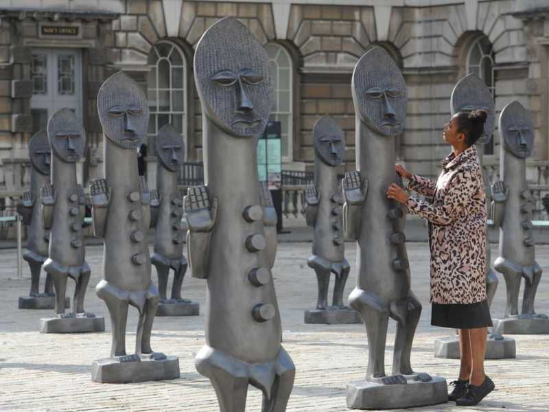 Londra, quaranta sculture africane nel cortile di Somerset House (foto LaPresse)
