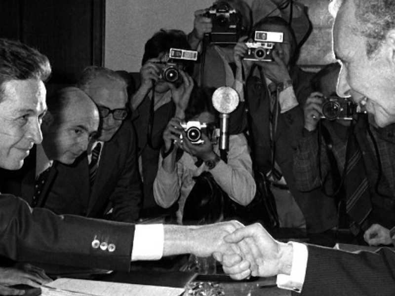 Enrico Berlinguer stringe la mano ad Aldo Moro