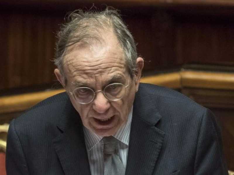 Il ministro dell'Economia Pier Carlo Padoan (foto LaPresse)