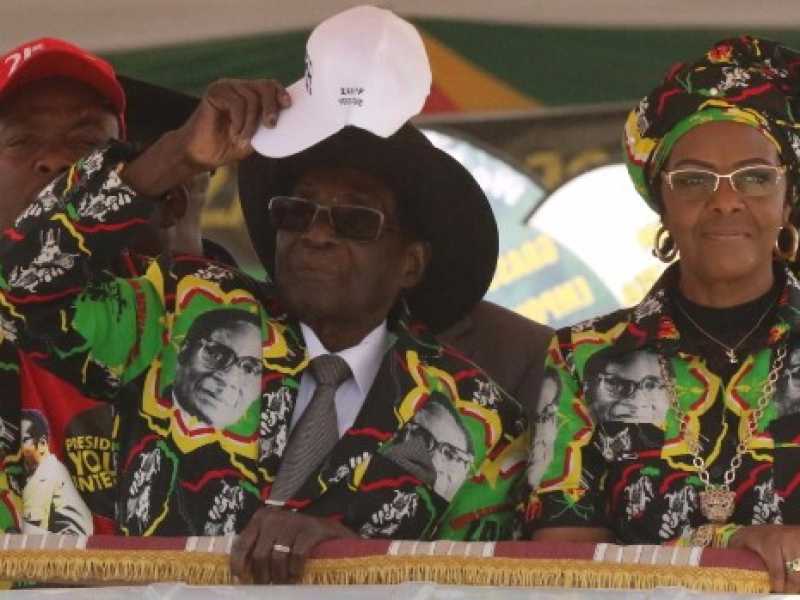 Grace e Robert Mugabe . Foto LaPresse/Xinhua 