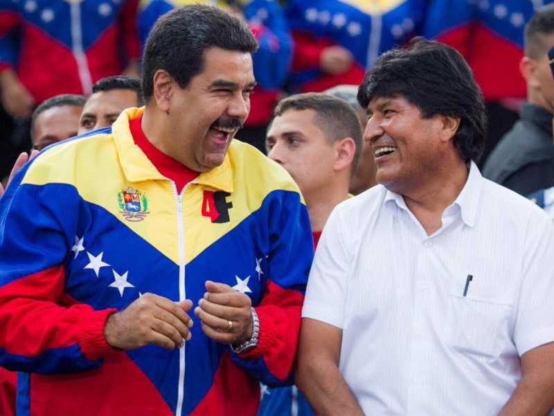 Il presidente del Venezuela Nicolas Maduro e il suo omologo boliviano Evo Morales (foto LaPresse)