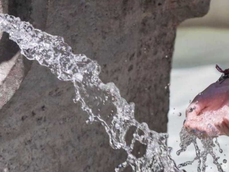 Turisti alla fontana della Barcaccia a piazza di Spagna (foto LaPresse)