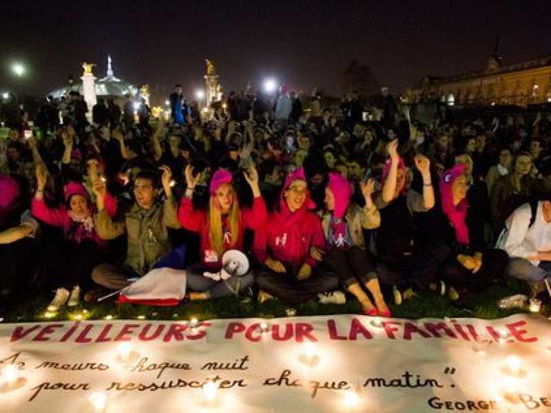 Da dove viene la ribellione “posturale” dei veglianti in piedi francesi