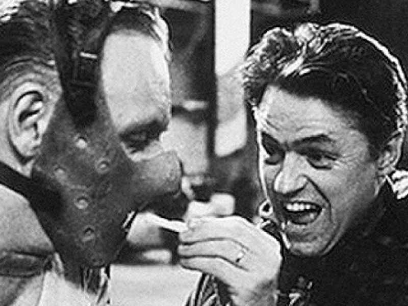 Jonathan Demme che d&agrave; una patatina fritta ad Anthony Hopkins sul set del Silenzio degli innocenti