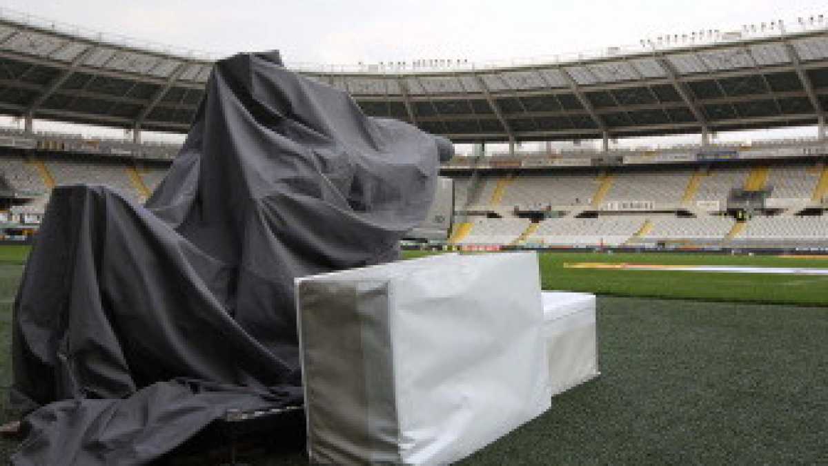 Immagine di Dopo la democrazia, sospendere il calcio. Monti esagera (ma sulla società civile ci prende)