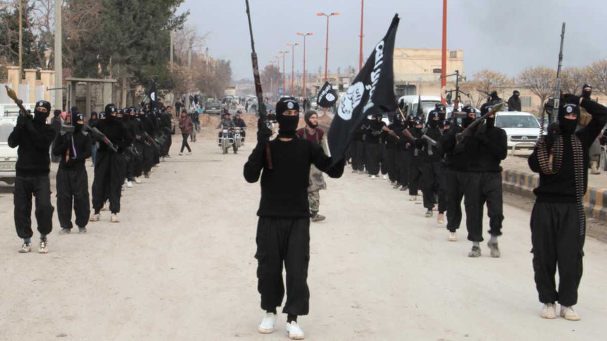 Immagine di Undici cristiani decapitati e crocifissi in Siria. Sulle croci il cartello "infedele"