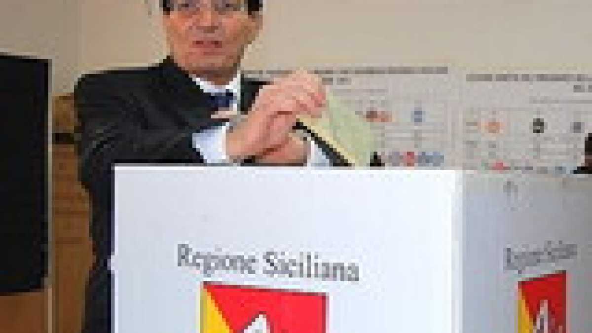 Immagine di Sicilia, Crocetta ancora in testa