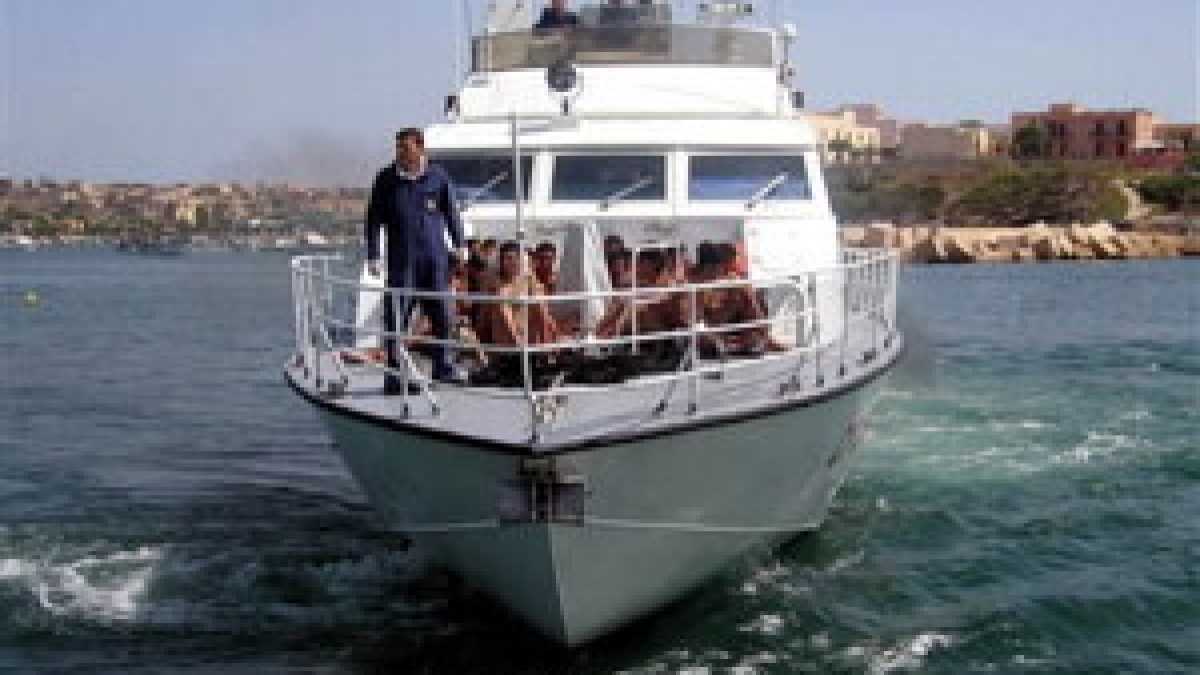 Immagine di Si rovescia un barcone con 400 migranti a sud di Lampedusa