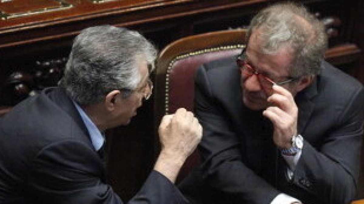 Immagine di La complicata guerra di Maroni per prendersi la Lega, ma salvando Bossi