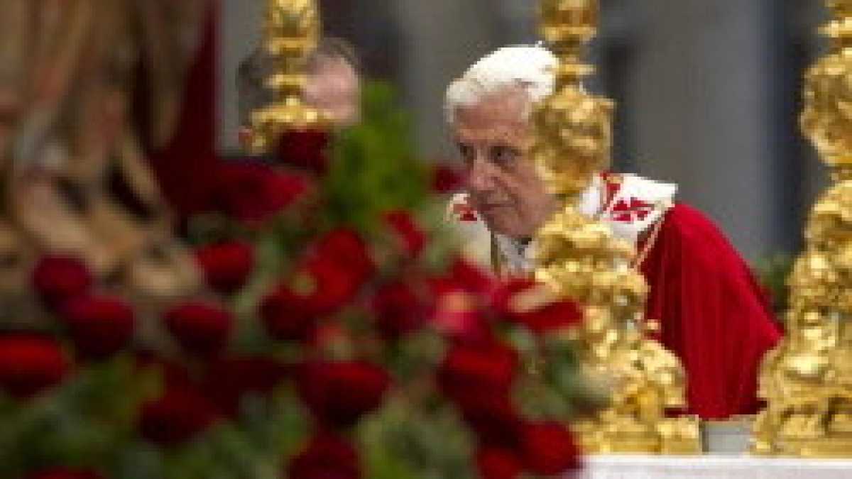 Immagine di Volano corvi sul Vaticano. Aprire l’ombrello