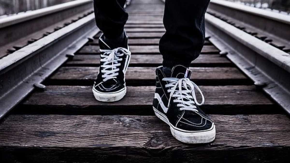 Immagine di Leandro che camminava sui binari e non faceva un selfie