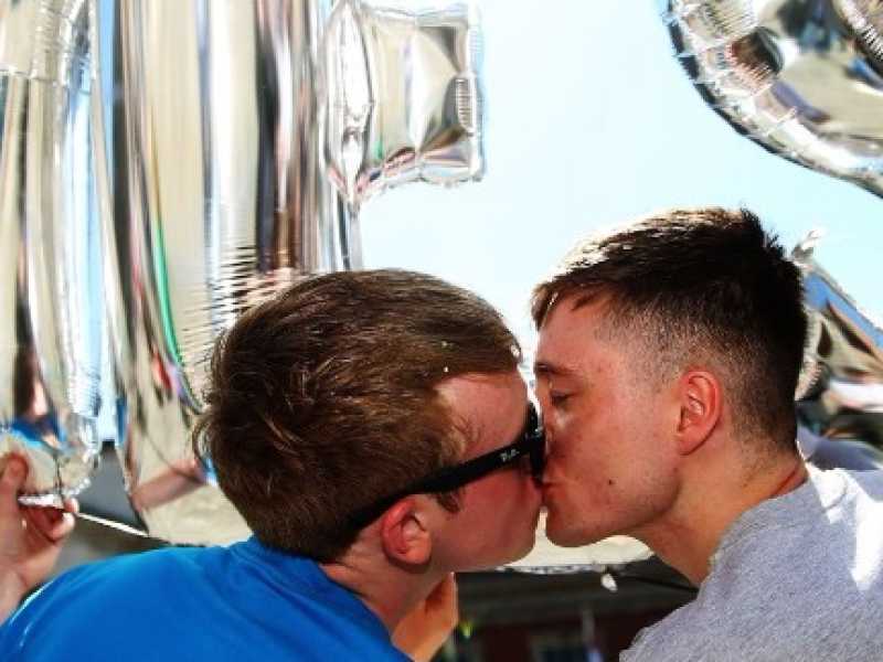 Una manifestazione a Dublino a sostegno del s&igrave; al referendum sui matrimoni gay del 2015 (Foto LaPresse)