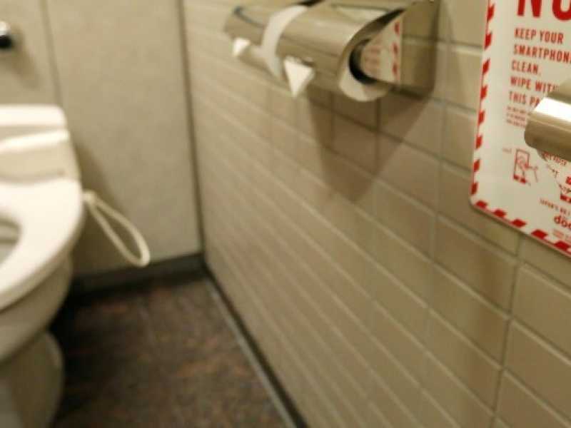 Un bagno giapponese con carta igienica speciale per pulire lo smartphone (Foto LaPresse)