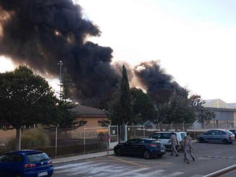 Una foto che mostra la nuvola di fumo che si leva da una pista dell'aeroporto militare di Albacete (fonte: Twitter)