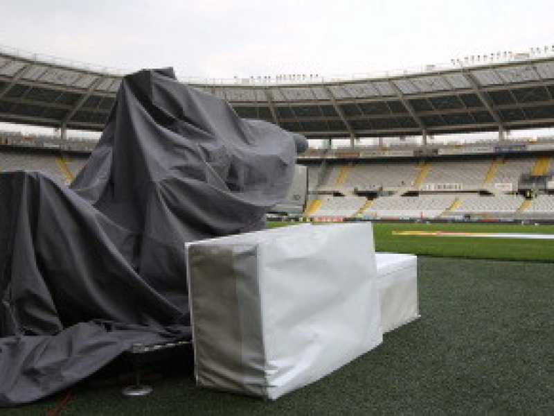 Dopo la democrazia, sospendere il calcio. Monti esagera (ma sulla società civile ci prende)