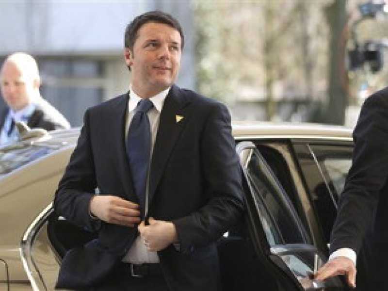 Napoleone-Renzi corre e giganteggia coi nani. Ma s’imbroglia sui numeri