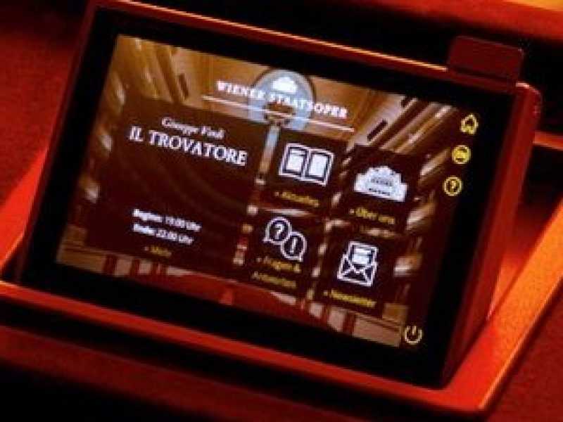 Una delle poltrone con schermo touch realizzata dalla societ&agrave; Lemon42 per il Wiener Staatsoper (foto Lemon42)