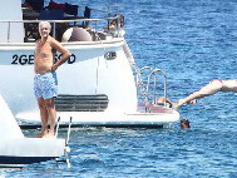 La barca non è più un luogo avventuroso, ma l’approdo naturale di gossip e scandali