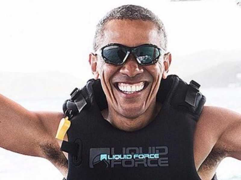 Barack Obama fa sci d'acqua in vacanza con Richard Branson