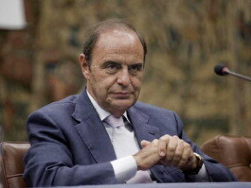 Metto la cravatta a Grillo e l’impacchetto per il pubblico