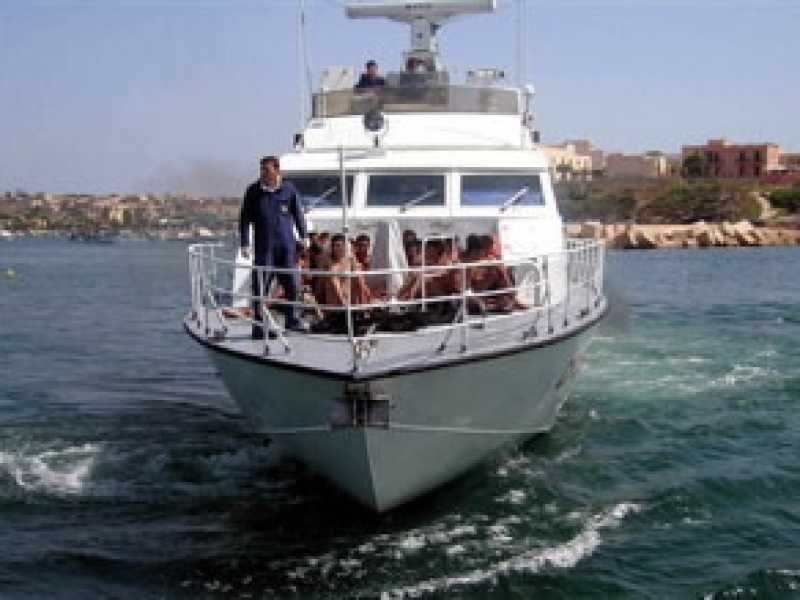 Si rovescia un barcone con 400 migranti a sud di Lampedusa