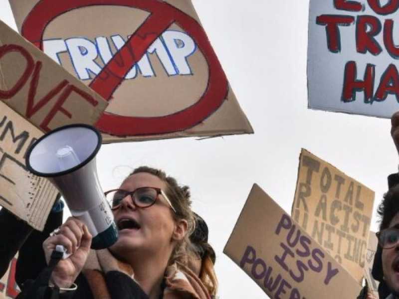 Parigi, miglia in piazza contro Trump (foto LaPresse)