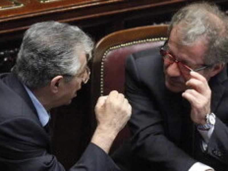 La complicata guerra di Maroni per prendersi la Lega, ma salvando Bossi