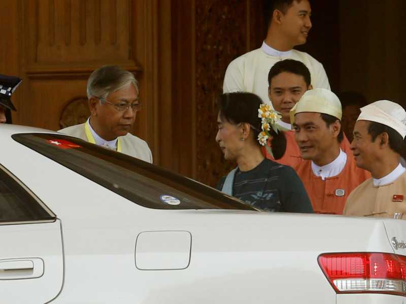 Il nuovo presidente birmano Htin Kyaw e Aung San Suu Kyi (foto LaPresse)