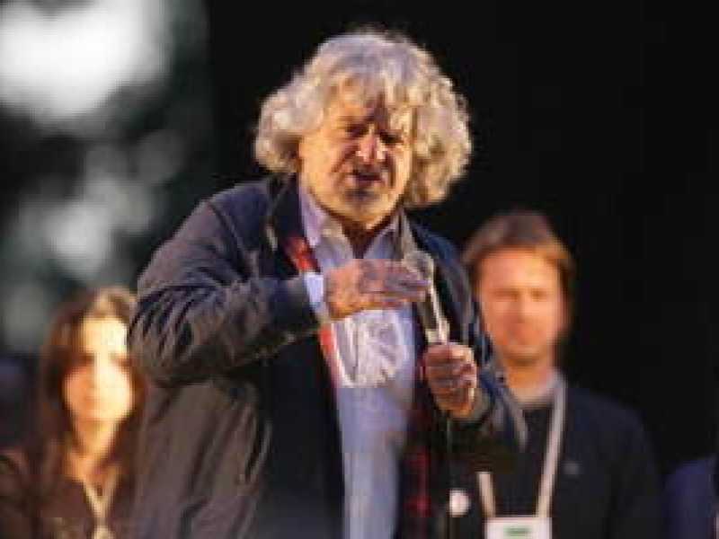 Il nuovo Beppe del concorso per attivisti, e il vecchio Beppe che si appella alla polizia