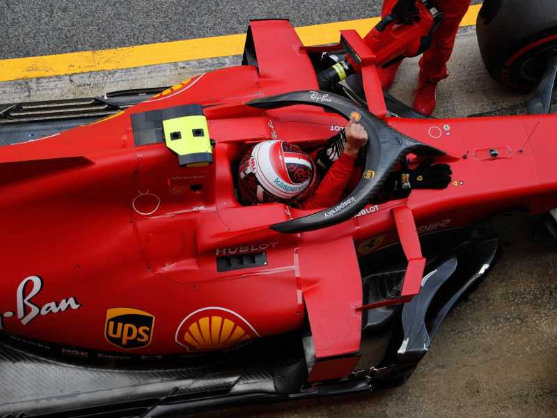 Leclerc abbandona l'auto durante il Gran Premio (foto LaPresse)