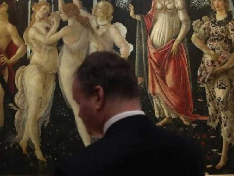 Il direttore degli Uffizi Eike Schmidt con la duchessa di Cornovaglia (foto LaPresse)