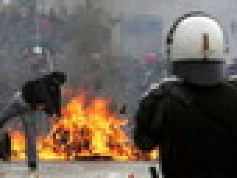 Via libera di Atene al piano di austerità tra molotov e lacrimogeni