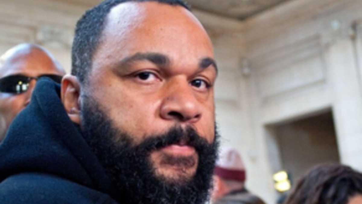 Immagine di Dieudonné proibito, anzi no, anzi sì. La circolare boomerang di Valls