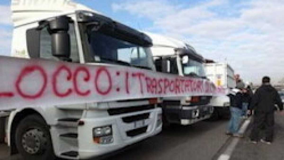 Immagine di Tir, taxi, forconi e carovita. L’incubo della rivolta totale