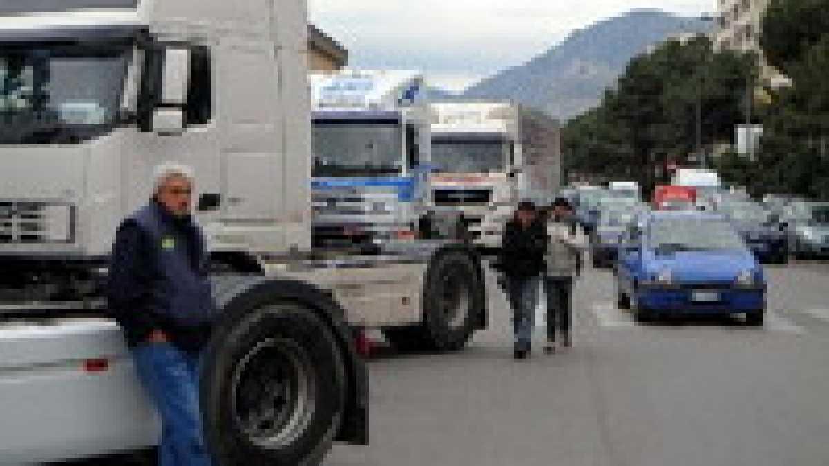 Immagine di Monti, Cancellieri, Passera. Tre gradazioni per la risposta ai Tir